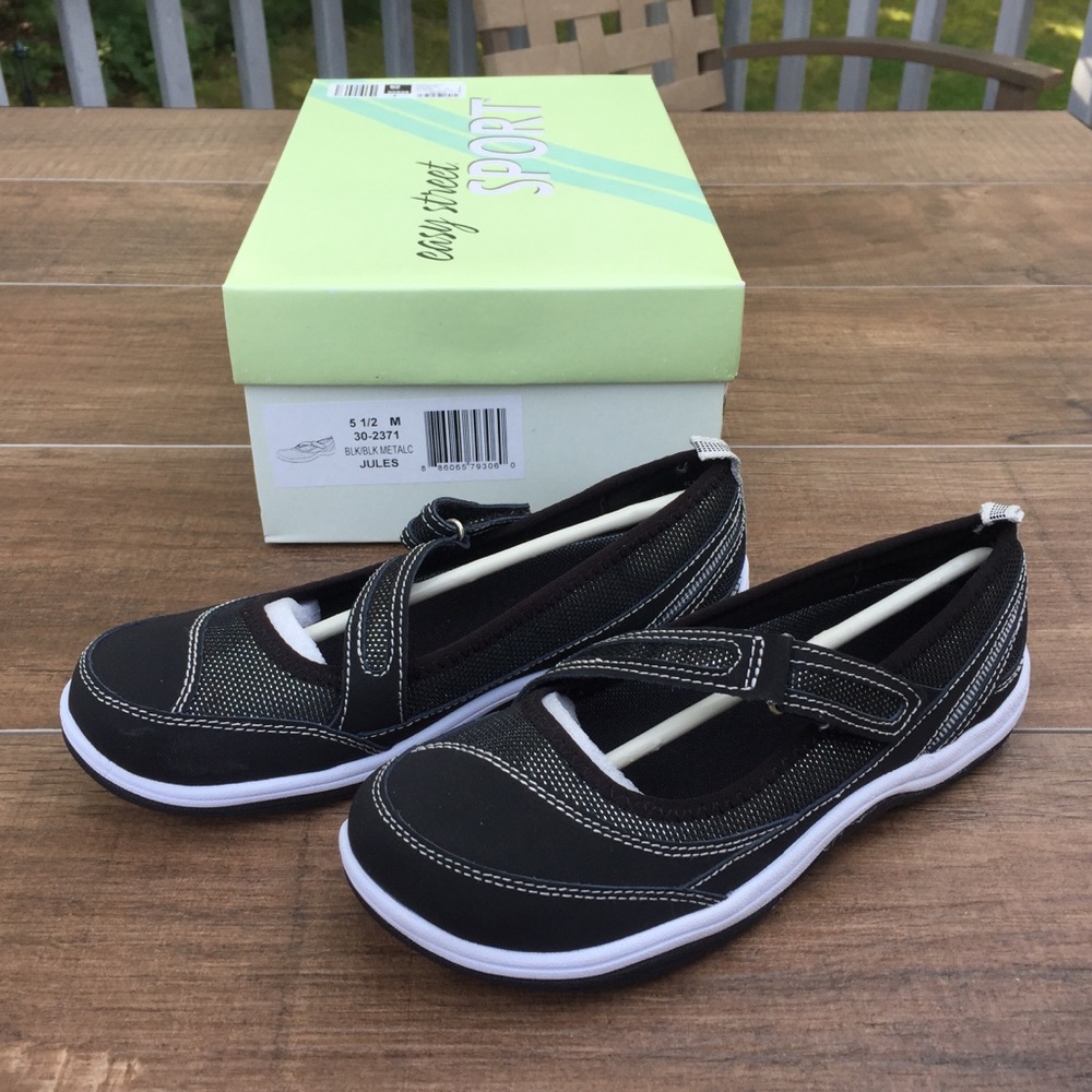 Women’s size 5.5 Easy Street slip on sneakers